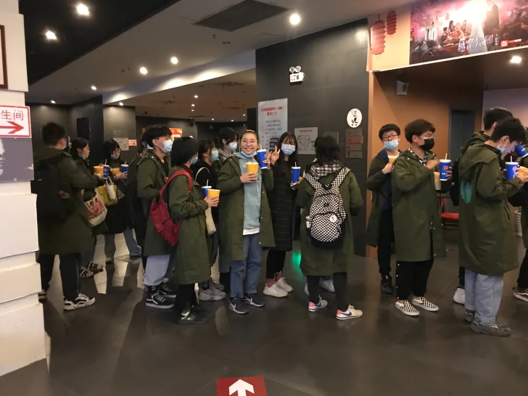 學生進場
