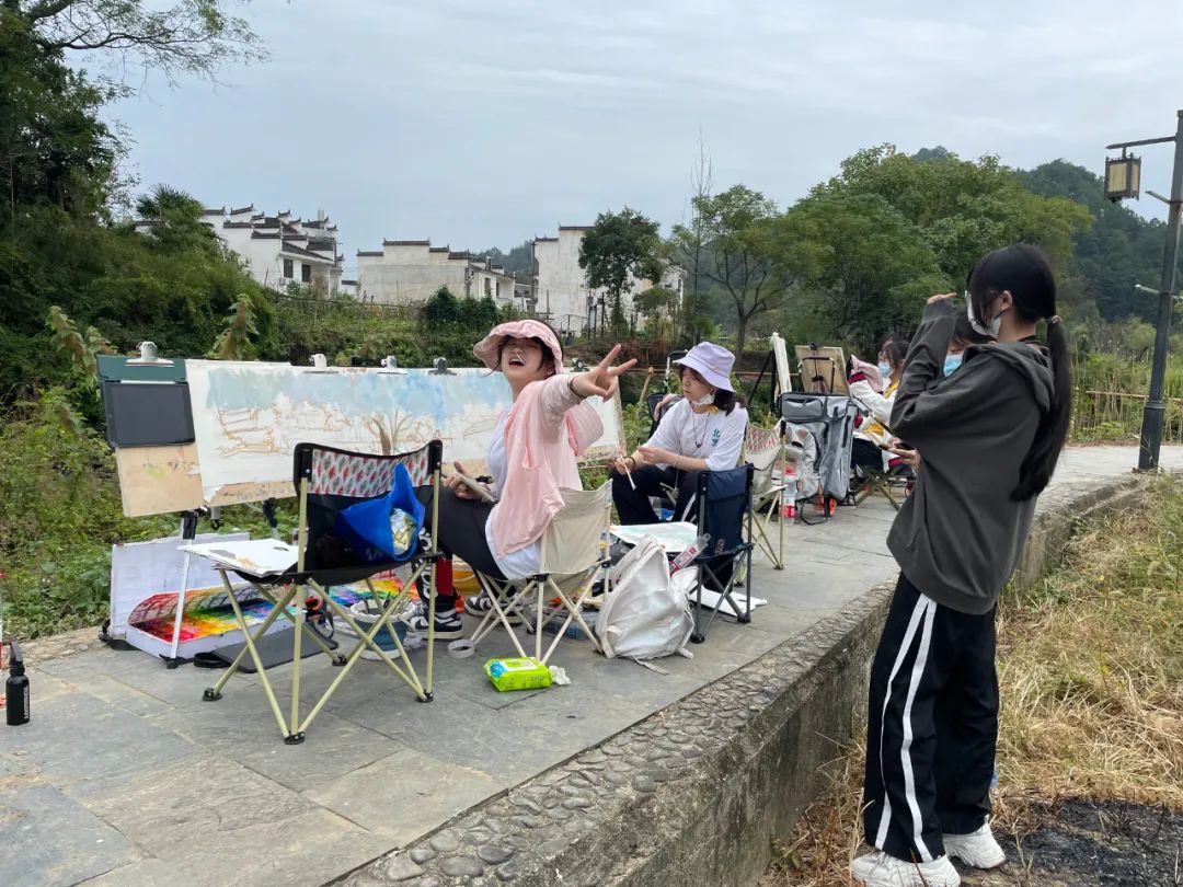  北藝畫室2023屆學(xué)員婺源寫生師生同樂