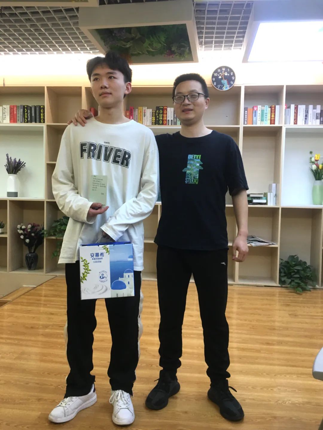 北藝畫室看望學(xué)子