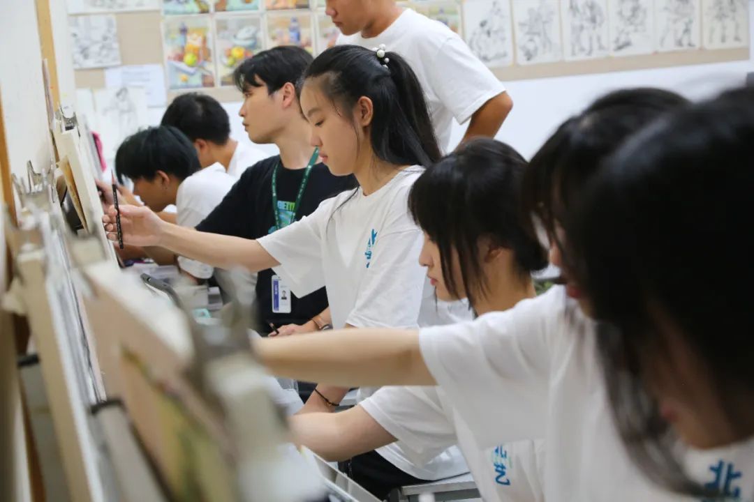 北藝畫(huà)室2023屆學(xué)員課堂場(chǎng)景