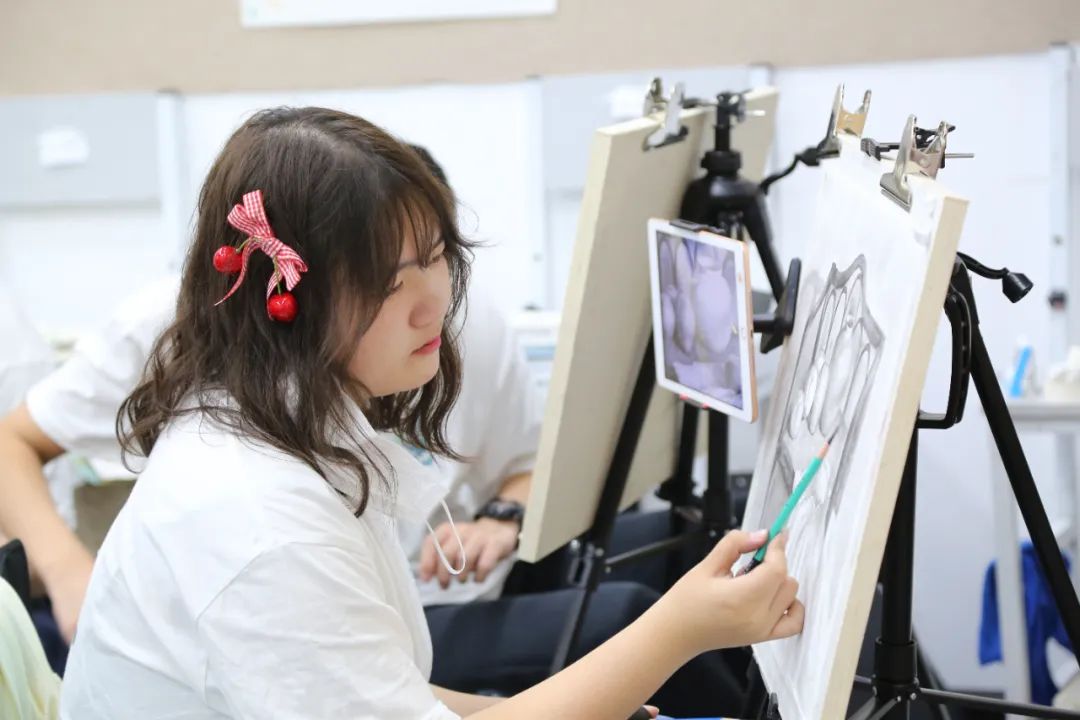 北藝畫(huà)室2023屆學(xué)員素描靜物寫(xiě)生課堂