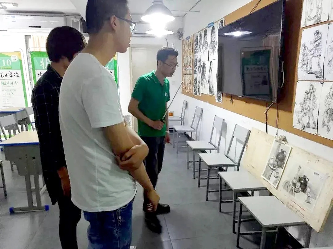 新湖美校區(qū)教學主管作品指導現(xiàn)場